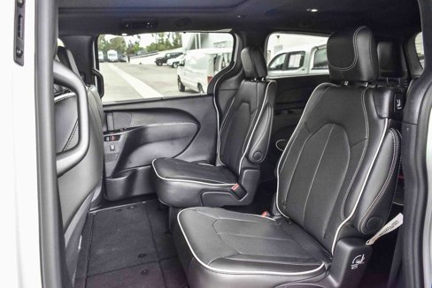 New 2026 Chrysler Pacifica Limited image 18