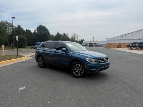 Used 2019 Volkswagen Tiguan SE w/ Panoramic Sunroof Package image 2