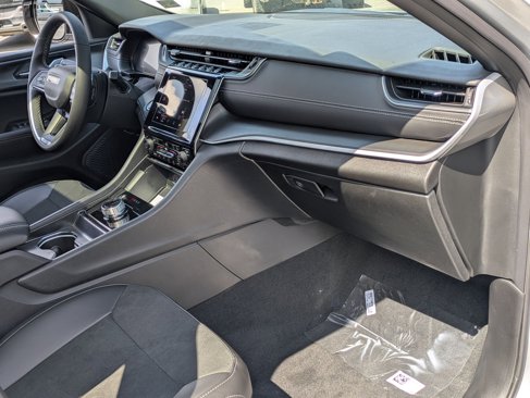 New 2025 Jeep Grand Cherokee L Laredo image 30