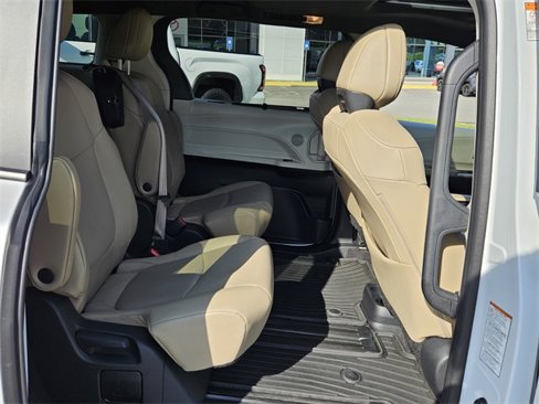 Used 2024 Toyota Sienna XLE image 18