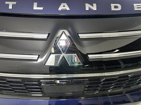 Used 2025 Mitsubishi Outlander SE image 9