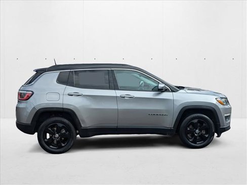 Used 2018 Jeep Compass Latitude image 4