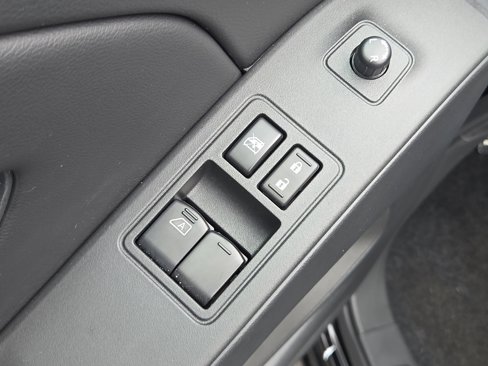 Used 2025 Nissan Frontier SV image 15