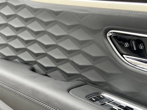 New 2025 Bentley Flying Spur Plug-In Hybrid image 41