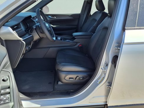 New 2025 Jeep Grand Cherokee Altitude image 6