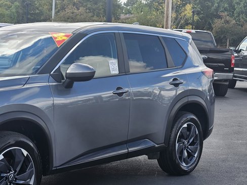 Used 2024 Nissan Rogue SV image 9