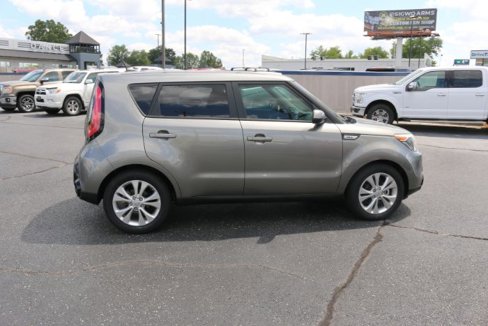 Used 2016 Kia Soul + image 10