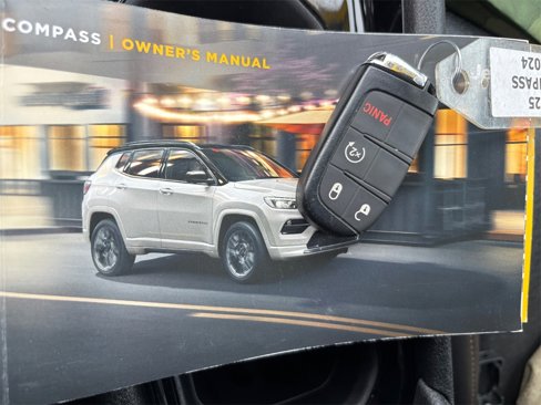Used 2024 Jeep Compass Limited image 30