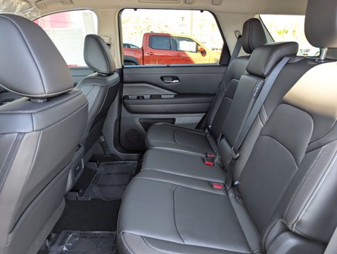 New 2025 Nissan Pathfinder Platinum image 11