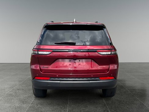 Used 2024 Jeep Grand Cherokee Altitude image 6