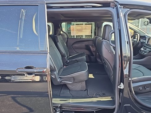 New 2026 Chrysler Pacifica Limited w/ S Appearance Package image 18