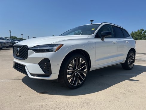 New 2026 Volvo XC60 T8 Ultra image 3