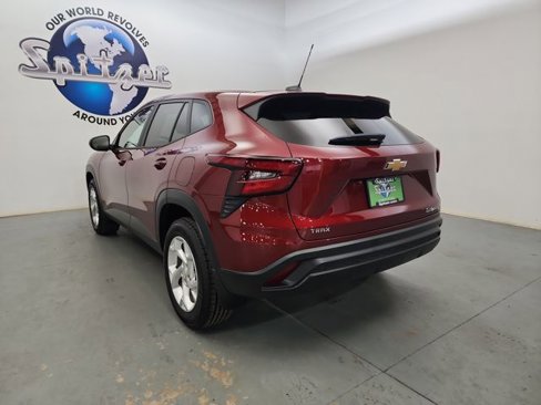 Used 2025 Chevrolet Trax LS w/ LS Convenience Package image 6