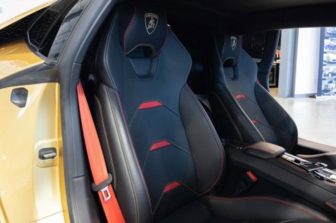 Used 2020 Lamborghini Huracan EVO image 12