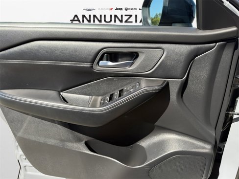 Used 2024 Nissan Rogue SL image 27