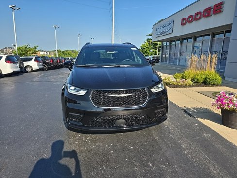 New 2026 Chrysler Pacifica Limited w/ S Appearance Package image 2