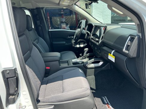 Used 2025 Nissan Frontier SV image 14