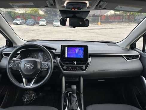 Used 2025 Toyota Corolla Cross LE image 32