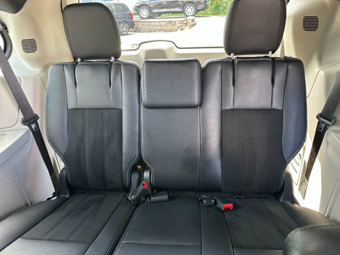 Used 2019 Dodge Grand Caravan SXT w/ Driver Convenience Group image 17
