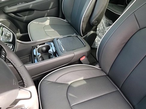 New 2026 Chrysler Pacifica Limited image 21