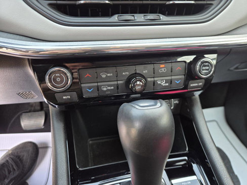 Used 2022 Jeep Compass Limited image 17