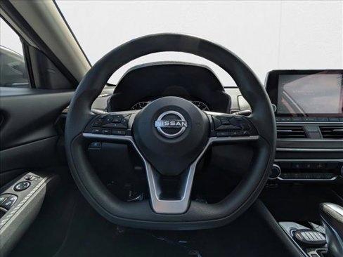Used 2024 Nissan Altima 2.5 SV image 11