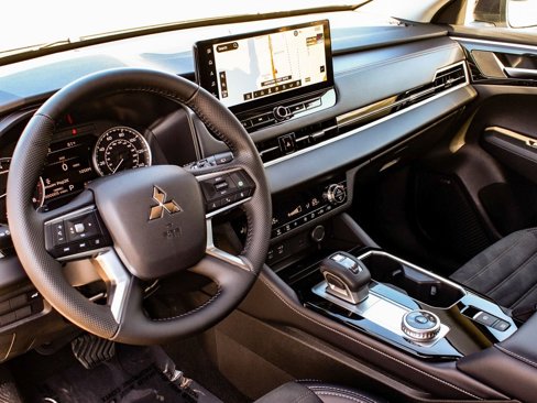 New 2025 Mitsubishi Outlander AWD image 15