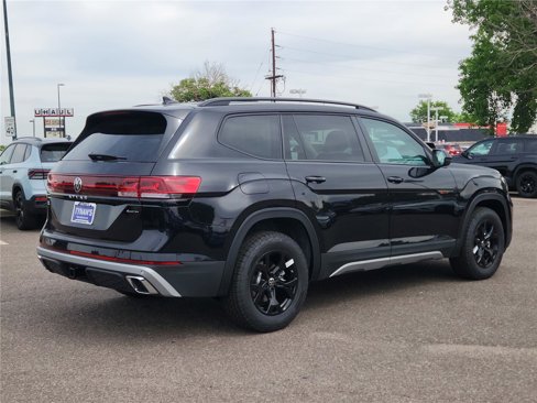 New 2025 Volkswagen Atlas Peak Edition SE image 3