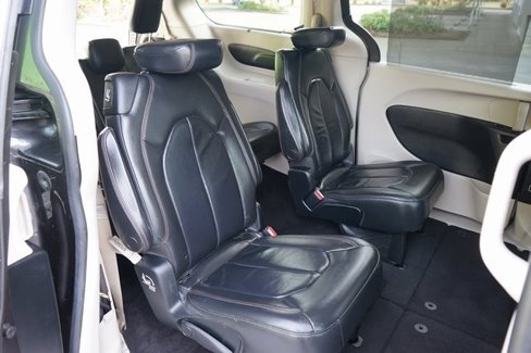 Used 2017 Chrysler Pacifica Touring-L image 14