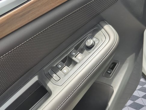 New 2025 Volkswagen Atlas SE image 11