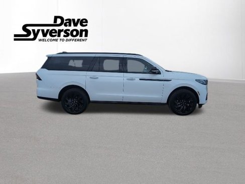 Used 2025 Lincoln Navigator L Reserve w/ Jet Appearance Package image 3