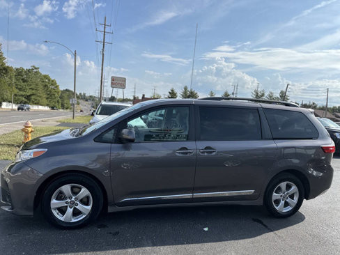 Used 2018 Toyota Sienna LE image 4