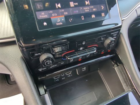 Used 2023 Jeep Grand Cherokee Altitude image 17