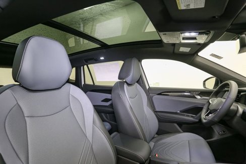 New 2025 Volkswagen Tiguan SE R-Line image 16
