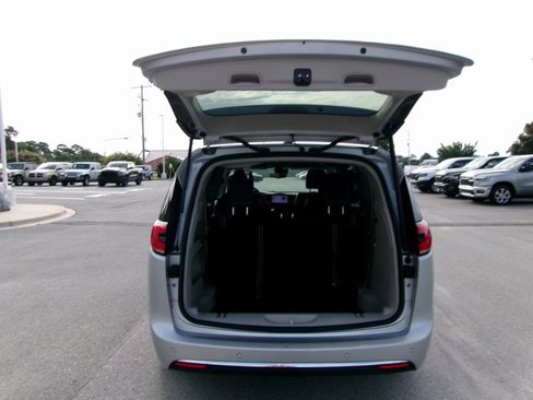 Used 2024 Chrysler Pacifica Touring-L image 20