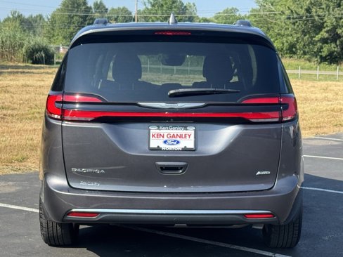 Used 2022 Chrysler Pacifica Touring-L image 9