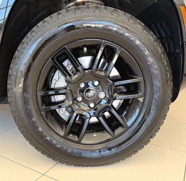 New 2025 Land Rover Defender 90 X-Dynamic SE image 9