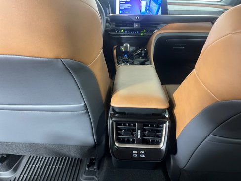 Certified 2025 Toyota Crown Signia image 34