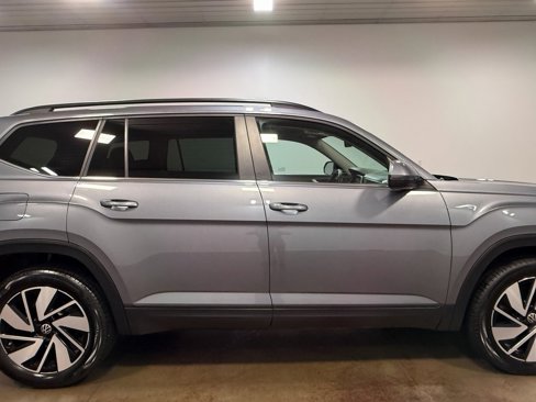 Used 2025 Volkswagen Atlas SE image 32