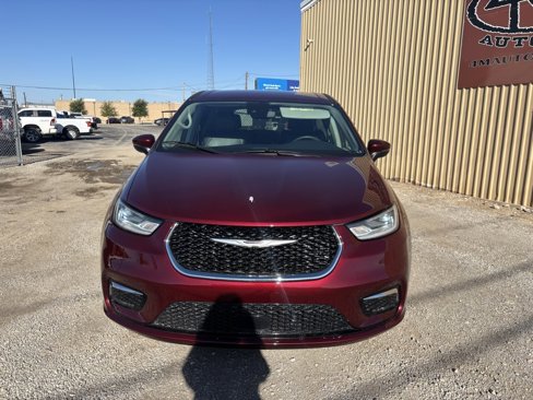 Used 2023 Chrysler Pacifica Touring-L image 2