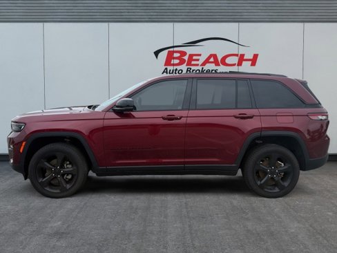 Used 2023 Jeep Grand Cherokee Limited w/ Black Appearance Package image 5