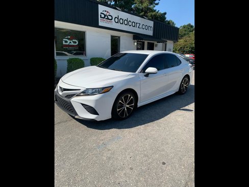 Used 2020 Toyota Camry SE image 1