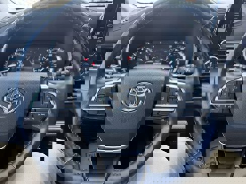 Used 2022 Toyota Highlander XLE image 25