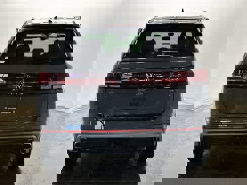 New 2025 Volkswagen Atlas Peak Edition SE image 4