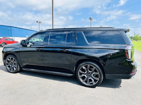 Used 2025 Chevrolet Suburban RST image 5