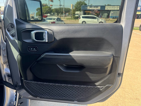 Used 2018 Jeep Wrangler Unlimited Sahara w/ Cold Weather Group image 28