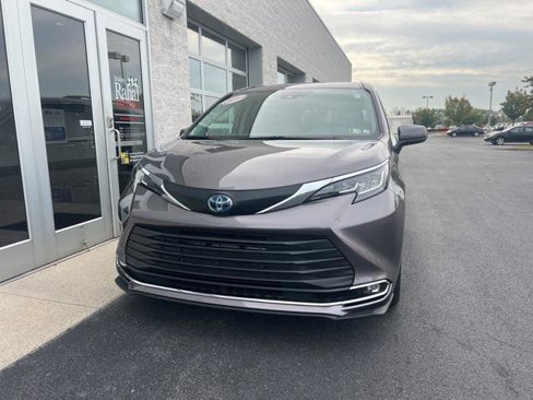 Certified 2021 Toyota Sienna XLE image 2