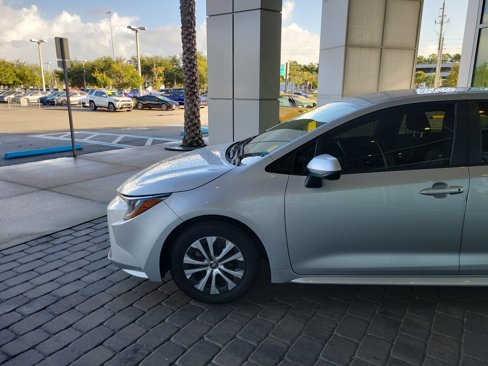 Used 2022 Toyota Corolla LE image 2