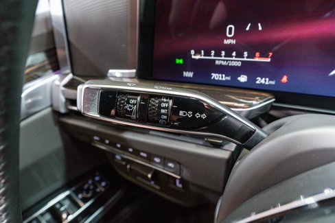 Used 2025 Cadillac Escalade Premium Luxury image 36