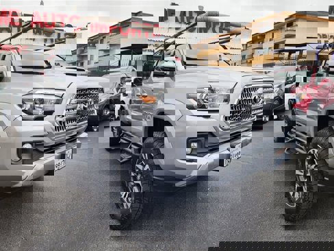 Used 2017 Toyota Tacoma TRD Sport image 19